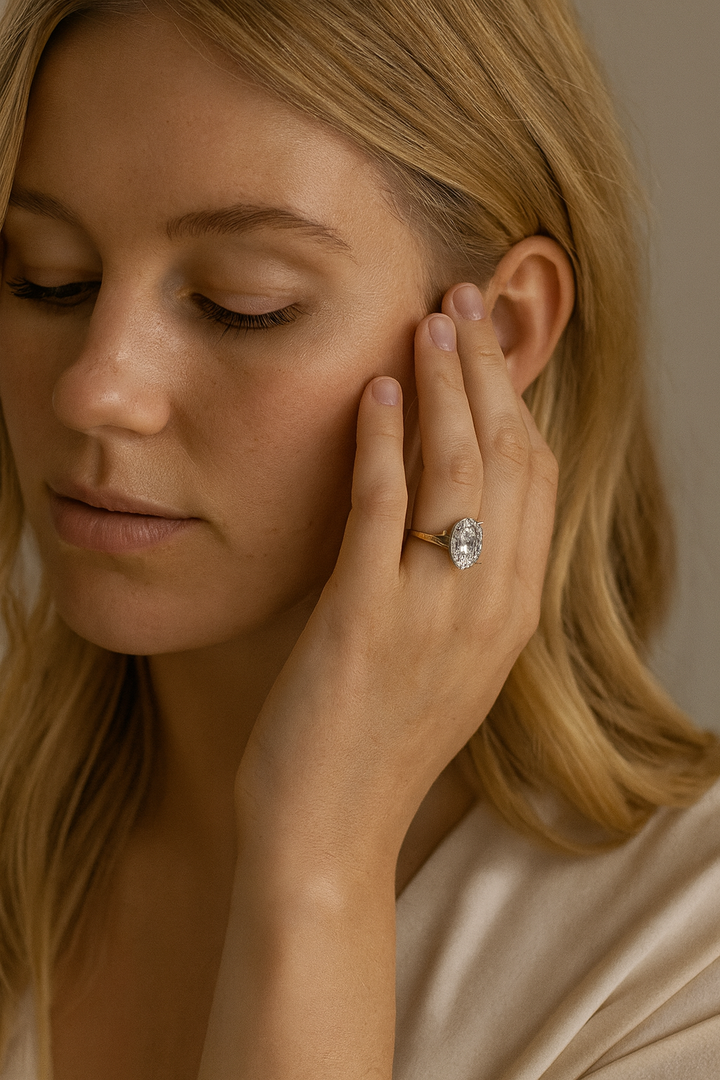 Ingrid – Ovalt Vintage Ring i Guld med Grøn Krystal