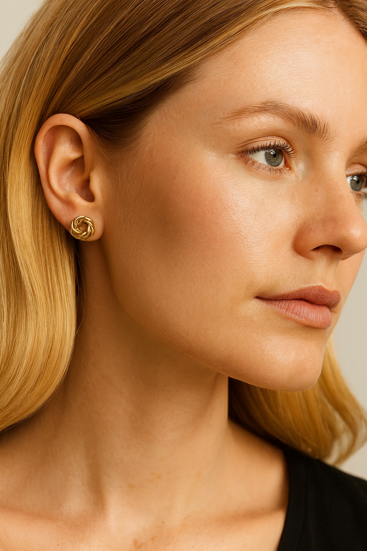 Freja – Øreringe med Guldknude og Pindestik